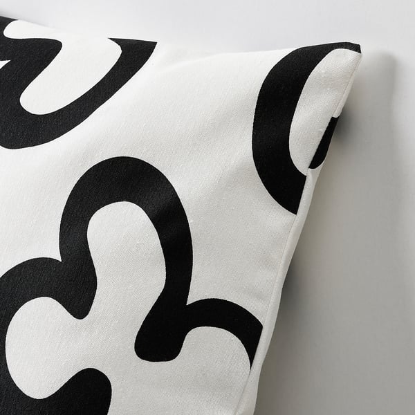 Kussen met zwart-wit patroon, modern design, hoogwaardige stof, zichtbare stiksels.