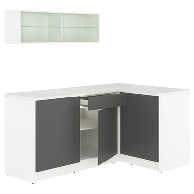 KNOXHULT keuken: wit & grijs l-vorm met glazen kast, marmer effect blad, ruime opslagruimte.