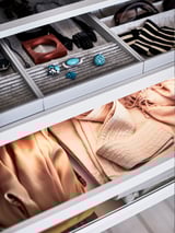 KOMPLEMENT sieradenorganizer met vilten voering, sieradenvakjes en fluwelen stof.