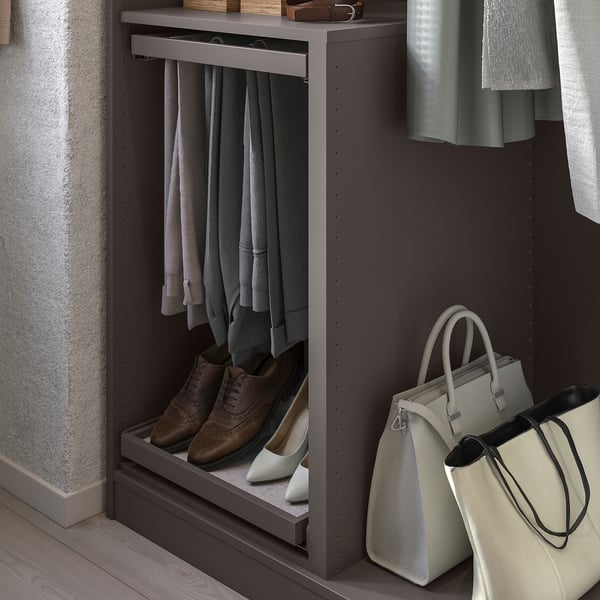 Een KOMPLEMENT garderobe organizer met grijze planken voor het opbergen van diverse kledingstukken en accessoires.
