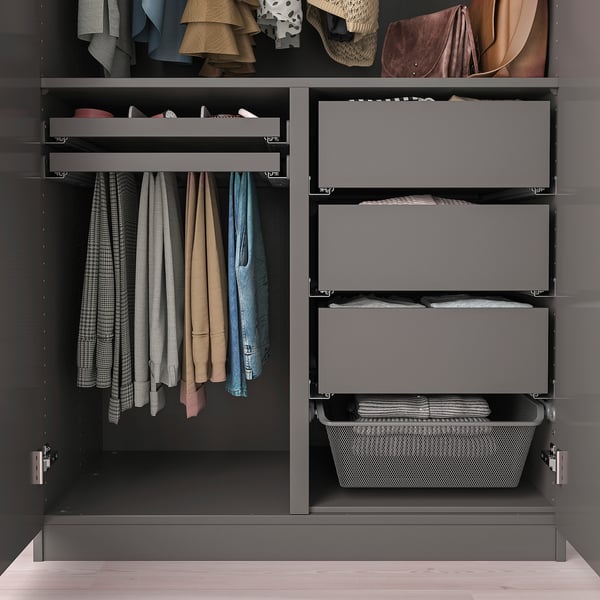 Garderobe-organizer met hangende overhemden, opgevouwen kleding en opbergbakken.