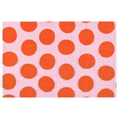 Een felroze deurmat met grote oranje cirkels. Het is rechthoekig en gemaakt van synthetisch rubber en polyester.