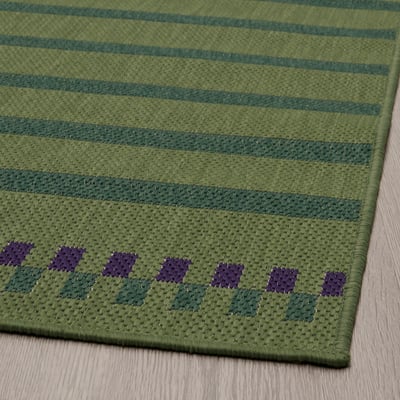Een groen en blauw gestreept KORSNING vloerkleed, rechthoekig, gemaakt van polypropyleen.