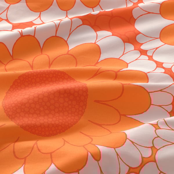 Fel oranje bloemenpatroon op zachte katoenen stof. Levendig, gedetailleerd ontwerp; Hoogwaardige, gladde textuur. Moderne kijk op de klassieker uit de jaren 1970.