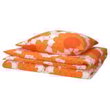 Fel oranje beddengoedset, KRANSMALVA, grote witte bloemmotieven op rechthoekig dekbed en vierkante kussenslopen, gemaakt van 80% katoen, 20% viscose.