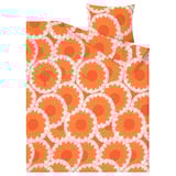 Een oranje KRANSMALVA dekbedovertrek en kussensloop met een groot bloemenmotief. Gemaakt van katoen en viscose.