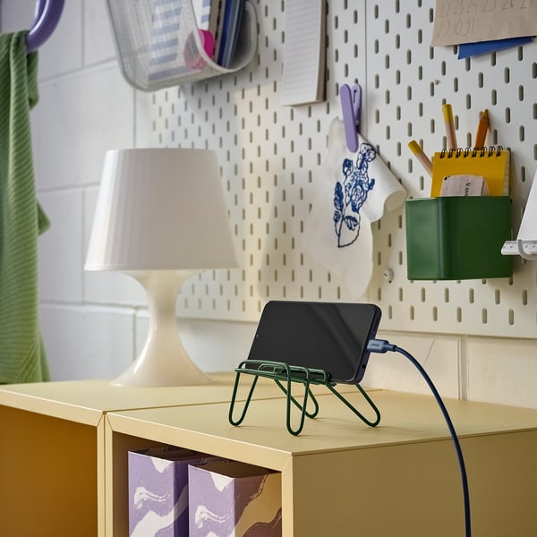 Kravet zwarte telefoonhouder, staat in drie standen, ideaal om op te laden, gemaakt van gepoedercoat staal.