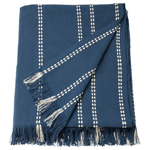 Gevouwen blauwe katoenen plaid met witte strepen en franjes.