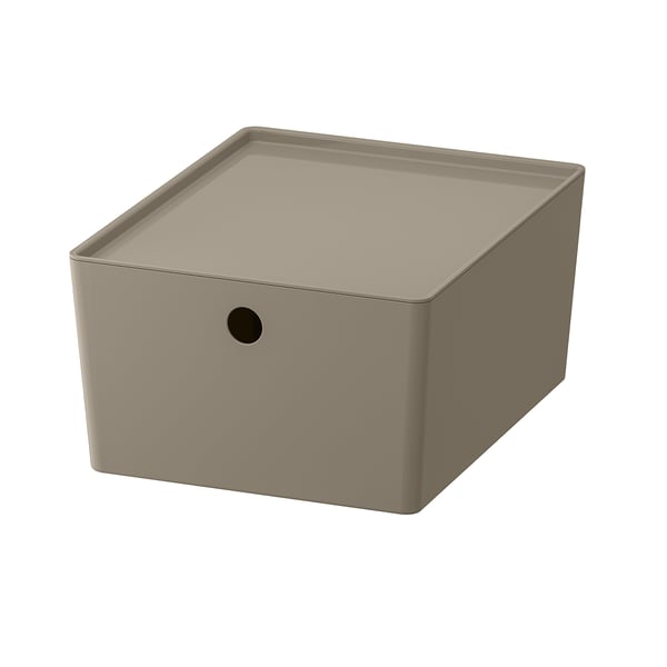 Een KUGGIS doosje in beige. Het vierkant met afgeronde hoeken en een deksel voor stofbescherming. Gemaakt van gerecycled PET-plastic.