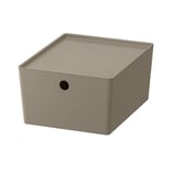 Een KUGGIS doosje in beige. Het vierkant met afgeronde hoeken en een deksel voor stofbescherming. Gemaakt van gerecycled PET-plastic.