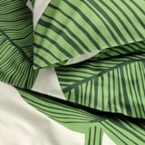 Groene stof met zebraprint, fris en netjes gevouwen, met een katoenen textuur van hoge kwaliteit.