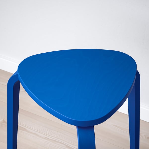 Helderblauwe, moderne kruk met drie poten, ontworpen voor stabiliteit en stijl.