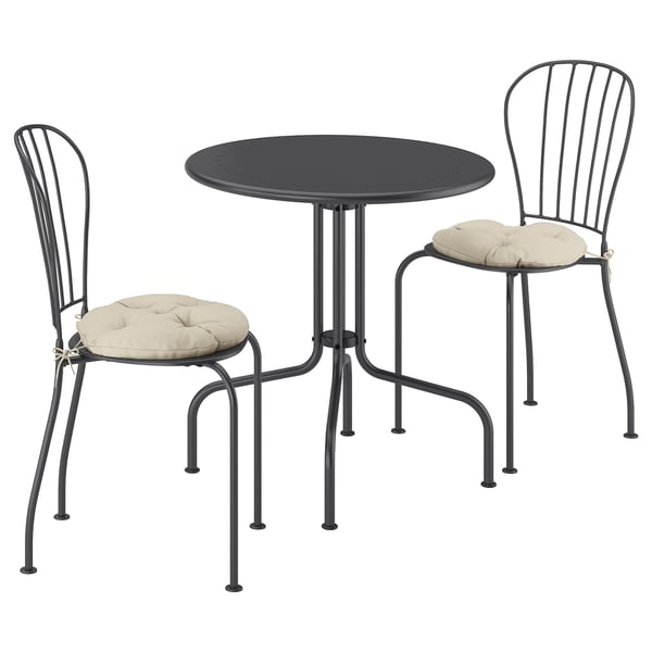 LÄCKÖ Tafel+2 stoelen, buiten, grijs/Kuddarna lichtgrijs-beige, 70 cm