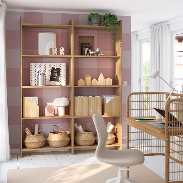 Modern thuiskantoor: roze en houten LÅDMAKARE planken met manden, boeken en planten. Licht, luchtig ontwerp past goed in de kamer.