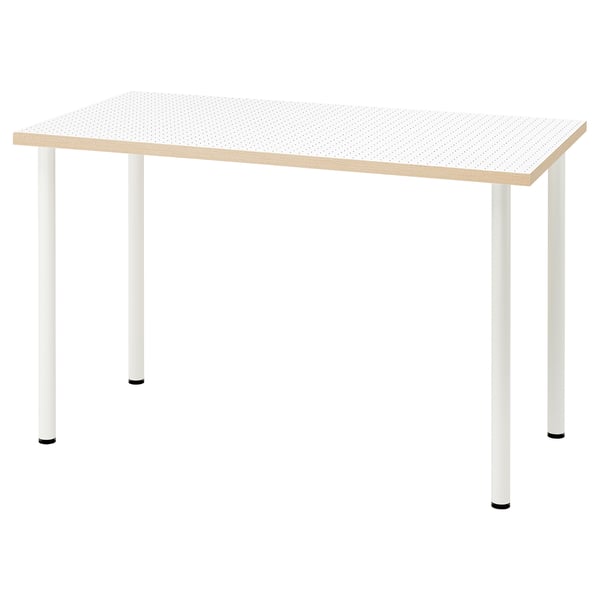 Een modern LAGKAPTEN bureau. Het heeft een wit, geperforeerd tafelblad en vier witte metalen poten met verstelbare poten. Het ontwerp is strak en minimalistisch.