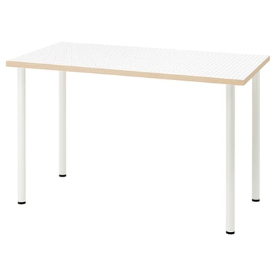 Een modern LAGKAPTEN bureau. Het heeft een wit, geperforeerd tafelblad en vier witte metalen poten met verstelbare poten. Het ontwerp is strak en minimalistisch.