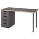 Modern grijs bureau met vier lades, strakke handgrepen en metalen poten. Ontwerp een mix van grijs- en houttinten, ideaal voor een thuiskantoor.