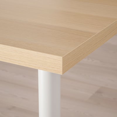 Houten tafelblad met metalen poot met gladde afwerking en stevige ondersteuning.