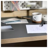 Bureau met zwart tafelblad, witte mok, papieren en pen.