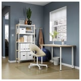 Thuiskantooropstelling met een wit LAGKAPTEN-bureau met stoel, plank en accessoires.