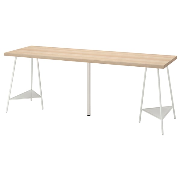 Een modern licht houten bureau met witte metalen poten.