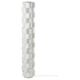 Unieke vloerlamp LÅGTRYCK met witte golvende kap zorgt voor zacht licht, milieuvriendelijk met gerecyclede materialen, modern sculpturaal design.