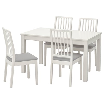 Witte houten eethoek met 1 vierkante tafel en 4 bijpassende stoelen.