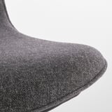 Close-up van een moderne bureaustoelen met kussens zitplaats, met hoogwaardige stof en stiksels.