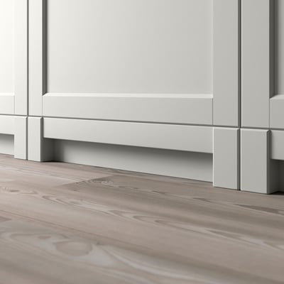 Moderne keukenbodem met lichtgrijze afwerking, massief houten frame en afgeschuinde randen.