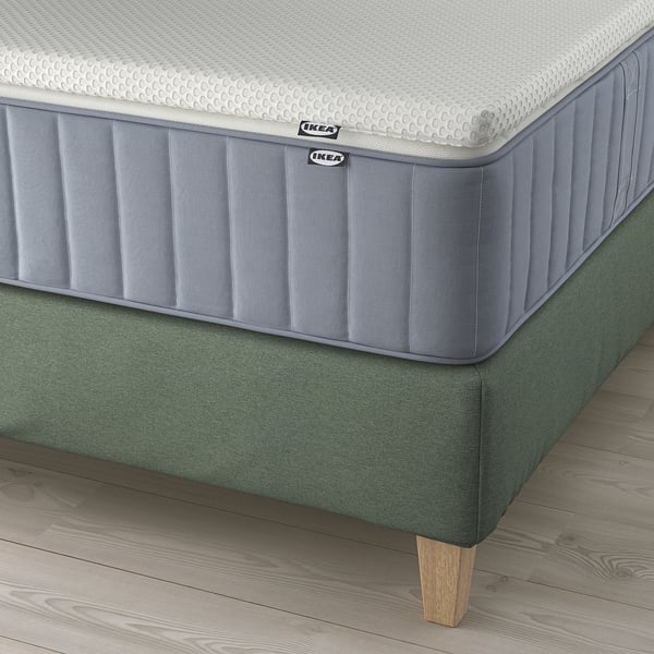 IKEA LILLFJÄLLET bed met kussens, eiken poten en vågstranda matras, met gemiddelde stevigheid en 7 comfortzones.