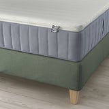 IKEA LILLFJÄLLET bed met kussens, gestoffeerde zijkanten en eiken poten.