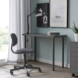 Modern grijs LINNMON bureau met metalen poten, bureaustoel, boeken en art prints.