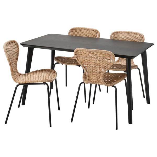 Zwarte LISABO eettafel met vier natuurlijke rieten stoelen, gebogen rugleuningen, rustieke uitstraling.