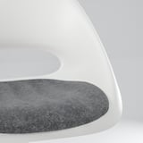 Close-up van moderne witte bureaustoel met ronde, gedempte grijze zitting.