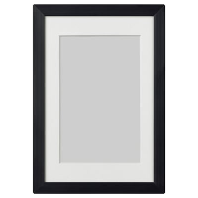 Zwarte LOMVIKEN fotolijst, rechthoekig, met dunne metalen rand, geschikt voor wand- of tafeldisplay.