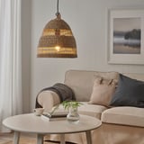 Gezellige woonkamer met beige bank, dekens en salontafel met boeken en groen. Warme verlichting omvat lamp en LUNNOM-lamp.