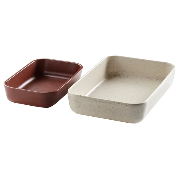 Twee keramische ovenschalen in rood en lichtgrijs, rechthoekige vorm, eenvoudig ontwerp, geschikt om te serveren en te bakken.