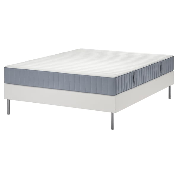 Wit LYNGÖR bed met grijze matras, platte lattenbodems, pocketveren, randsteun, gerecyclede tijk.