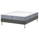 Afbeelding toont een gesplitst kingsize LYNGÖR-bed met grijze bodem en witte matras op roestvrijstalen poten.