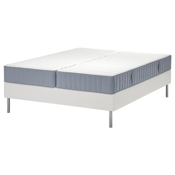 Een LYNGÖR bed met een witte en grijze matras en bodem. De basis is plat met metalen poten en de matras heeft een getextureerde witte bovenkant met grijze zijkanten.
