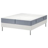 Een LYNGÖR bed met een witte en grijze matras en bodem. De basis is plat met metalen poten en de matras heeft een getextureerde witte bovenkant met grijze zijkanten.