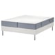 Een LYNGÖR bed met een witte en grijze matras en bodem. De basis is plat met metalen poten en de matras heeft een getextureerde witte bovenkant met grijze zijkanten.