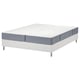 Wit LYNGÖR bed met split grijze matras op vlakke lattenbodems.