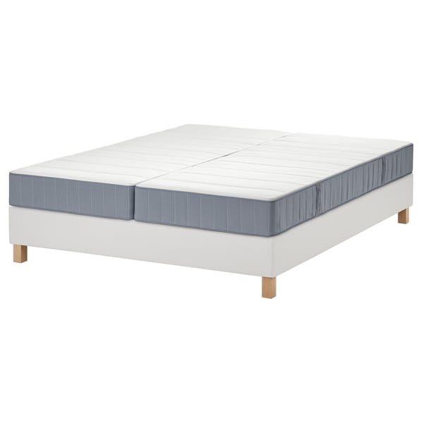 Afbeelding toont een witte LYNGÖR bedbodem met blauwgrijze vesteröy matras, met houten poten en een rechthoekige vorm met pocketveren voor comfort.
