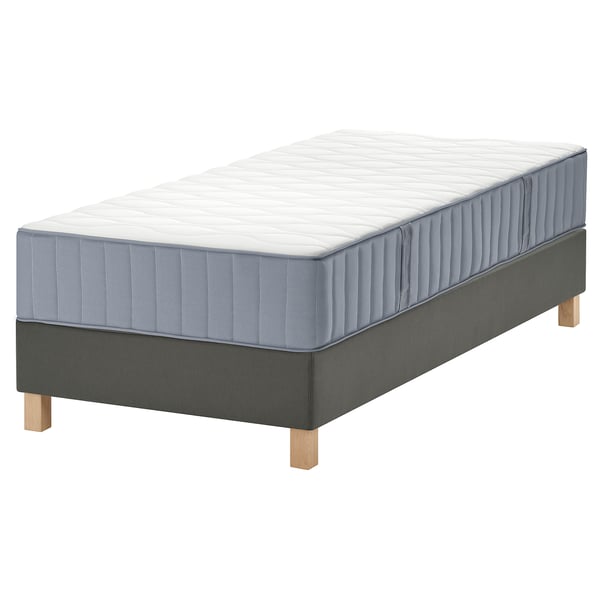 Grijze LYNGÖR bedbodem met witte matras, rechthoekige vorm, schuim en veren, houten poten.