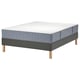 LYNGÖR bed met grijze bodem en matras, houten poten.