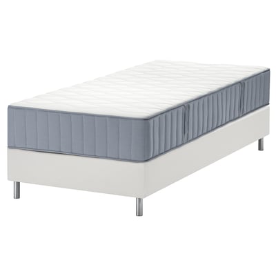 Afbeelding toont een witte LYNGÖR bedbodem met een grijze matras. Matras heeft 7 comfortzones en dubbellaagse pocketveren.
