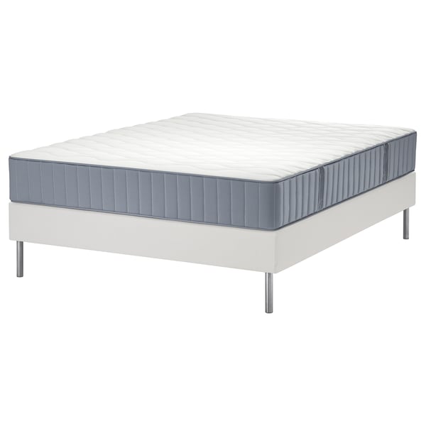 Een wit LYNGÖR bed met een grijze matras op een minimalistisch wit onderstel, dat comfort biedt met pocketveren.
