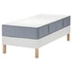 Een LYNGÖR bed met een witte bodem en lichtgrijze matras. Het heeft houten poten en een gewatteerd, gestructureerd matrasoppervlak.