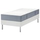 Modern wit bedframe met blauwgrijs matras, strak design, RVS poten.